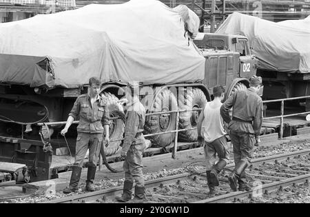 Abzug der Sowjetarmee aus der DDR 01.06.1992,Chemnitz,Militaer,Russenabzug, Abzug der letzten russischen Soldaten aus Chemnitz, Kaserne Leninstrasse. In Chemnitz waren über 5000 Soldaten mit Technik in der Kaserne an der Leninstaße stationiert, die Kaserne der Sowjetarmee wurde geräumt, Bahnwaggons voller Militärfahrzeuge BRD *** Withdrawal of the Soviet Army from the GDR 01 06 1992,Chemnitz,Military,Russian withdrawal, withdrawal of the last Russian soldiers from Chemnitz, Leninstrasse barracks In Chemnitz over 5000 soldiers with equipment were stationed in the barracks on Leninstrasse, the S Stock Photo