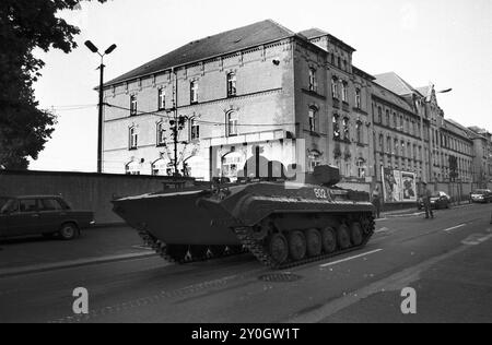 Abzug der Sowjetarmee aus der DDR 25.05.1992,Chemnitz,Militaer,Russenabzug, Abzug der letzten russischen Soldaten aus Chemnitz, Kaserne Leninstrasse. In Chemnitz waren über 5000 Soldaten mit Technik in der Kaserne an der Leninstaße stationiert, die Kaserne der Sowjetarmee wurde geräumt, Schützenpanzer und Selbstfahrhaubitzen fahren zum Bahnhof BRD *** Withdrawal of the Soviet Army from the GDR 25 05 1992,Chemnitz,Military,Russian withdrawal, withdrawal of the last Russian soldiers from Chemnitz, Leninstrasse barracks In Chemnitz, over 5000 soldiers with equipment were stationed in the barracks Stock Photo