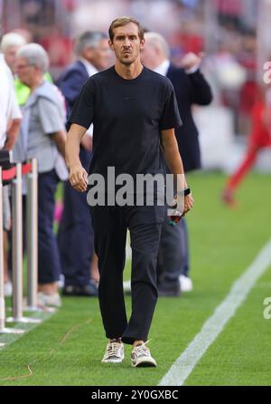 Munich, Deutschland. 01st Sep, 2024. firo : 01.09.2024, football, soccer, 1. League, 1. Bundesliga, season 2024/2025, 2. matchday, FC Bayern Munich - SC Freiburg 2:0, coach Julian Schuster, SC Freiburg, SCF, Freiburg, whole figure, Credit: dpa/Alamy Live News Stock Photo