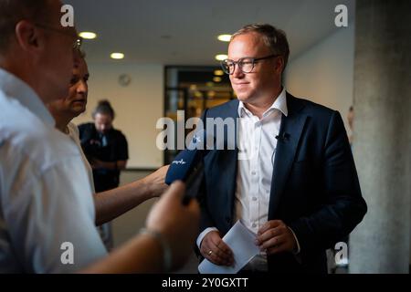 CDU THÜRINGEN SITZUNG LANDESVORSTAND 02/09/2024 - Erfurt: Der Landesvorsitzende der CDU Thüringen, Mario Voigt, gibt ein Pressestatement auf dem Weg zur Sitzung. Sitzung des Landesvorstands der CDU Thüringen im Thüringer Landtag am 2. September 2024. /                   *** CDU THURINGIA MEETING OF THE STATE BOARD 02 09 2024 Erfurt The state chairman of the CDU Thuringia, Mario Voigt, gives a press statement on the way to the meeting of the state board of the CDU Thuringia in the Thuringian state parliament on September 2, 2024 Stock Photo