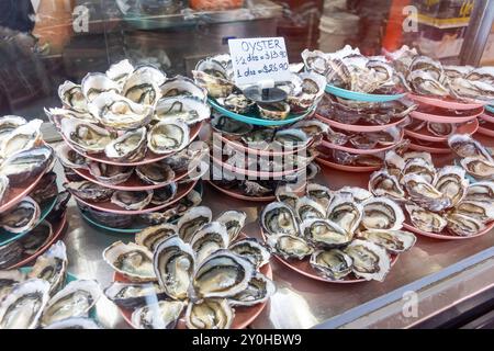 Plates of fresh oysters at harbourfront restaurant, Stokes Hill Wharf, Darwin Waterfront Precinct, Darwin, Northern Territory, Australia Stock Photo