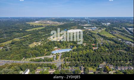 Luftbild, ZOOM Erlebniswelt Zoo, silberne Eventhalle Ryokan, hinten Hafen Grimberg und Zentraldeponie Emscherbruch ZDE, Fernsicht, Bismarck, Gelsenkirchen, Ruhrgebiet, Nordrhein-Westfalen, Deutschland ACHTUNGxMINDESTHONORARx60xEURO *** Aerial view, ZOOM Erlebniswelt Zoo, silver event hall Ryokan, behind harbor Grimberg and central landfill Emscherbruch ZDE, distant view, Bismarck, Gelsenkirchen, Ruhr area, North Rhine-Westphalia, Germany ACHTUNGxMINDESTHONORARx60xEURO Stock Photo