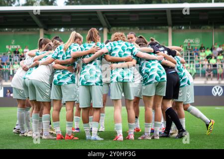 Players of SV Werder Bremen huddle together for a team pep talk, a pep ...