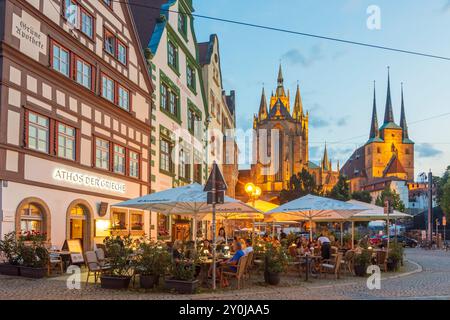 Erfurt: square Domplatz, open air restaurant, Erfurt Cathedral (left) and St Severus's Church in , Thüringen, Thuringia, Germany Stock Photo