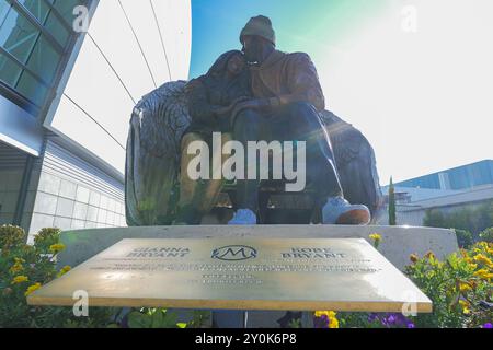 Los Angeles, United States. 09th Jan, 2023. Kobe and Gianna Bryant were among the nine people who died in a January 26, 2020, helicopter crash in Calabasas. The new statue re-creates a moment from December 29, 2019, when the father and daughter sat courtside to watch a Lakers home game against the Dallas Mavericks. Kobe was wearing an Eagles ski cap Gianna gave him for Christmas and wore an orange WNBA sweatshirt. The duo were captured in photos discussing the action unfolding on the court. (Photo by Alberto Sibaja/Pacific Press) Credit: Pacific Press Media Production Corp./Alamy Live News Stock Photo