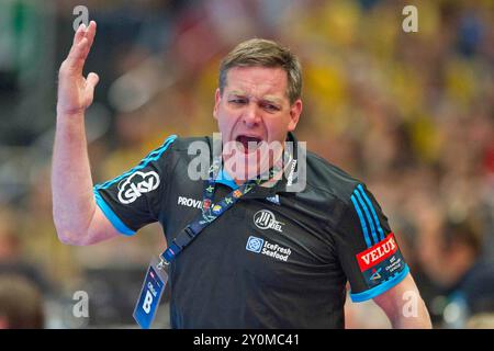 ARCHIVE PHOTO: Alfred GISLASON will be 65 years old on September 7th, 2024, Kiel's coach Alfred GISLASON (KI) is angry and disappointed; THW Kiel (KI) - MKB-MVM Veszprem (VES) 27:31, semi-final 2 on May 30th, 2015 Handball Champions League Final Four on May 30th and 31st, 2015 in Cologne/ Germany. ? Stock Photo