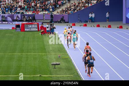 Paralympic athletes running the Men's 5000 metres run in the Stade de France for The Paris 2024 Paralympic Summer Games. Stock Photo