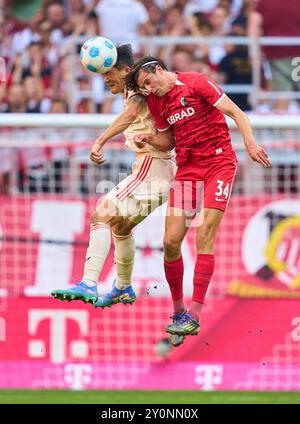 Merlin Roehl (SC Freiburg, #34) am Ball, GER, SC Freiburg (SCF) vs SV ...