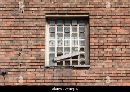 Decaying window of a closed cinema in Alexandra Street, Southend on Sea, Essex, UK. Rivoli Cinema opened 1920, later ABC, closed 2008. Part demolished Stock Photo