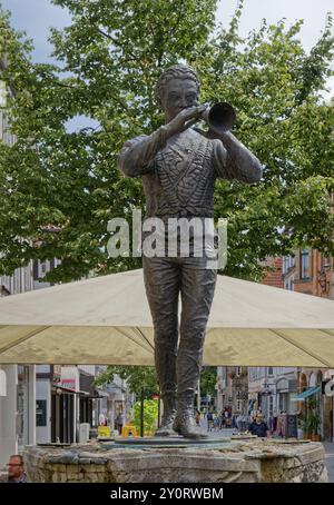 Statue of the Pied Piper of Hamelin on the Pied Piper Fountain in the city centre, Osterstrasse. Hamelin, Weserbergland, Lower Saxony, Germany, Europe Stock Photo