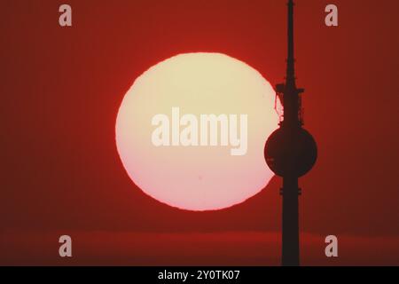 Der Sonnenaufgang zeichnet sich ab hinter der Stadtsilhouette mit dem Fernsehturm in Berlin, 04.09.2024. Berlin Deutschland *** The sun rises behind t Stock Photo