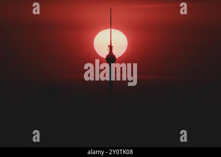 Der Sonnenaufgang zeichnet sich ab hinter der Stadtsilhouette mit dem Fernsehturm in Berlin, 04.09.2024. Berlin Deutschland *** The sun rises behind t Stock Photo