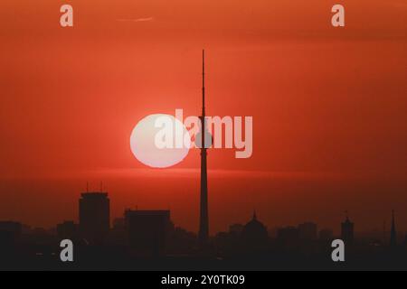 Der Sonnenaufgang zeichnet sich ab hinter der Stadtsilhouette mit dem Fernsehturm in Berlin, 04.09.2024. Berlin Deutschland *** The sun rises behind t Stock Photo