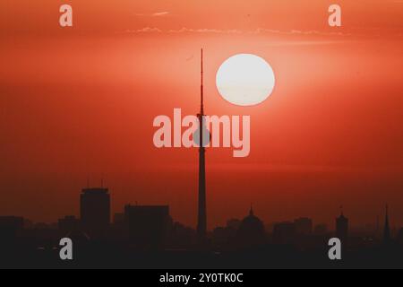 Der Sonnenaufgang zeichnet sich ab hinter der Stadtsilhouette mit dem Fernsehturm in Berlin, 04.09.2024. Berlin Deutschland *** The sun rises behind t Stock Photo