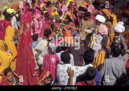 Traditional dresst Rajasthani People at a traditional Funeral in the Town of Pushkar in the Province of Rajasthan in India.  India, Pushkar, January, Stock Photo