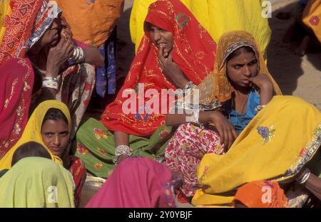 Traditional dresst Rajasthani Women at a traditional Funeral in the Town of Pushkar in the Province of Rajasthan in India.  India, Pushkar, January, 1 Stock Photo