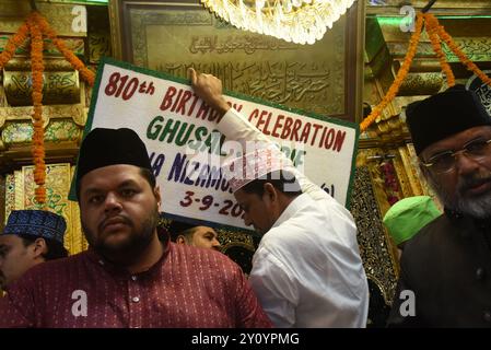 New Delhi, India. 3rd Sep, 2024. A dargah worker putting up the sign announcing Sufi saint Nizamud Din Auliya's 810th birth anniversary. (Credit Image: © Sondeep Shankar/Pacific Press via ZUMA Press Wire) EDITORIAL USAGE ONLY! Not for Commercial USAGE! Stock Photo