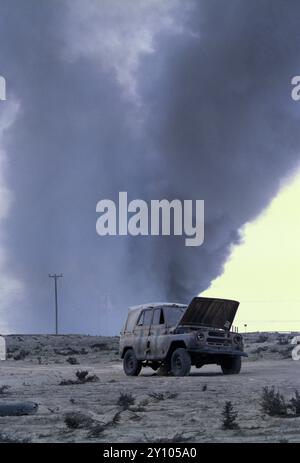 Kuwait Destroyed Burgan Oil Field - Retreating Iraqi Military set Fire ...