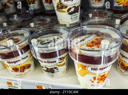 Anti-shoplifting devices attached to Häagen-Dazs ice cream pints in a supermarket freezer in New York on Tuesday, August 20, 2024. (© Richard B. Levine) Stock Photo