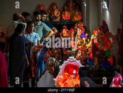 New Delhi, India. 04th Sep, 2024. NEW DELHI, INDIA - SEPTEMBER 4: People purchase idols of Lord Ganesha ahead of Ganesha Chaturthi, at Patparganj area on September 4, 2024 in New Delhi, India. (Photo by Raj K Raj/Hindustan Times/Sipa USA) Credit: Sipa USA/Alamy Live News Stock Photo