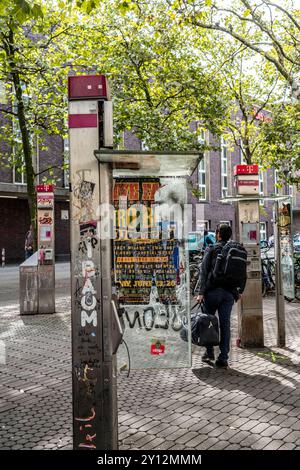 Alte, nicht mehr funktionstüchtige öffentliche Telefone, der Telekom, zerstört, verdreckte, am Hauptbahnhof in Düsseldorf, NRW, Deutschland, öffentliche Telefone *** Old, no longer functional public telephones, of Telekom, destroyed, dirty, at the main station in Düsseldorf, NRW, Germany, public telephones Stock Photo