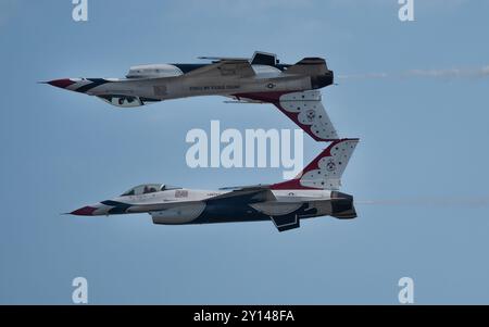 The Air Force’s prestigious aerial demonstration team, the Thunderbirds, perform maneuvers upside down at the 36th annual Oregon International Airshow Stock Photo