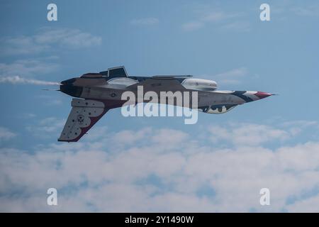 The Air Force’s prestigious aerial demonstration team, the Thunderbirds, perform maneuvers upside down at the 36th annual Oregon International Airshow Stock Photo