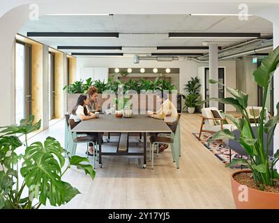Open plan meeting space. Woolyard, London, United Kingdom. Architect: Conran & Partners, 2022. Stock Photo