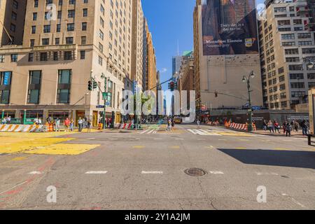 Lively street view of Manhattan, New York, at the intersection of West 34th Street. New York. USA. Stock Photo