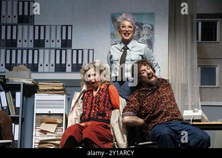 Sabine Fuerst, Caroline Beil and Caroline Beil and citizen Lars Dietrich at the photo rehearsal on Stasi, stress and stumbling blocks at the Schlosspa Stock Photo