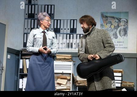 Caroline Beil and citizen Lars Dietrich at the photo rehearsal on Stasi, stress and stumbling blocks at the Schlossparktheater Berlin on 4 September 2 Stock Photo