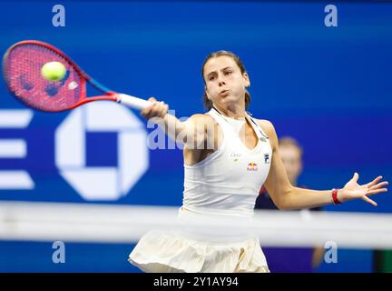 Flushing Meadow, United Stated. 05th Sep, 2024. Emma Navarro returns a ball to Aryna Sabalenka in the semifinals in Arthur Ashe Stadium at the 2024 US Open Tennis Championships in at the USTA Billie Jean King National Tennis Center on Thursday, September 5, 2024 in New York City. Photo by John Angelillo/UPI Credit: UPI/Alamy Live News Stock Photo