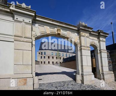 Neuer Campus für die Staatliche Studienakademie Plauen Auf dem Schlossberg in Plauen wurde heute der neue Campus für die Staatliche Studienakademie Plauen feierlich übergeben. Er bietet Platz für bis zu 400 Studierende und schafft gleichzeitig einen öffentlichen Raum von hoher Aufenthaltsqualität im Herzen der Stadt. Im Mittelpunkt des neuen Campus steht das ehemalige Amtsgericht, das zu einem modernen Lehrgebäude umgebaut wurde. Ergänzt wird dieses durch ein markantes Multifunktionsgebäude, das neben einer Bibliothek auch ein Audimax mit Platz für 200 Personen beherbergt. Die Außenanlagen des Stock Photo