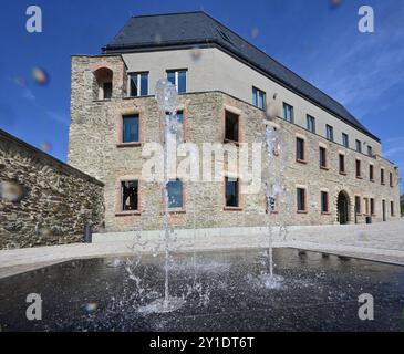 Neuer Campus für die Staatliche Studienakademie Plauen Auf dem Schlossberg in Plauen wurde heute der neue Campus für die Staatliche Studienakademie Plauen feierlich übergeben. Er bietet Platz für bis zu 400 Studierende und schafft gleichzeitig einen öffentlichen Raum von hoher Aufenthaltsqualität im Herzen der Stadt. Im Mittelpunkt des neuen Campus steht das ehemalige Amtsgericht, das zu einem modernen Lehrgebäude umgebaut wurde. Ergänzt wird dieses durch ein markantes Multifunktionsgebäude, das neben einer Bibliothek auch ein Audimax mit Platz für 200 Personen beherbergt. Die Außenanlagen des Stock Photo