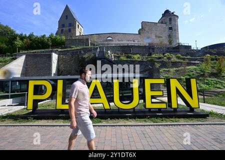 Neuer Campus für die Staatliche Studienakademie Plauen Auf dem Schlossberg in Plauen wurde heute der neue Campus für die Staatliche Studienakademie Plauen feierlich übergeben. Er bietet Platz für bis zu 400 Studierende und schafft gleichzeitig einen öffentlichen Raum von hoher Aufenthaltsqualität im Herzen der Stadt. Im Mittelpunkt des neuen Campus steht das ehemalige Amtsgericht, das zu einem modernen Lehrgebäude umgebaut wurde. Ergänzt wird dieses durch ein markantes Multifunktionsgebäude, das neben einer Bibliothek auch ein Audimax mit Platz für 200 Personen beherbergt. Die Außenanlagen des Stock Photo