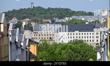 Neuer Campus für die Staatliche Studienakademie Plauen Auf dem Schlossberg in Plauen wurde heute der neue Campus für die Staatliche Studienakademie Plauen feierlich übergeben. Er bietet Platz für bis zu 400 Studierende und schafft gleichzeitig einen öffentlichen Raum von hoher Aufenthaltsqualität im Herzen der Stadt. Im Mittelpunkt des neuen Campus steht das ehemalige Amtsgericht, das zu einem modernen Lehrgebäude umgebaut wurde. Ergänzt wird dieses durch ein markantes Multifunktionsgebäude, das neben einer Bibliothek auch ein Audimax mit Platz für 200 Personen beherbergt. Die Außenanlagen des Stock Photo