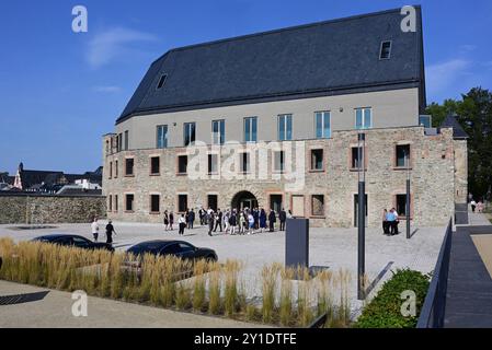 Neuer Campus für die Staatliche Studienakademie Plauen Auf dem Schlossberg in Plauen wurde heute der neue Campus für die Staatliche Studienakademie Plauen feierlich übergeben. Er bietet Platz für bis zu 400 Studierende und schafft gleichzeitig einen öffentlichen Raum von hoher Aufenthaltsqualität im Herzen der Stadt. Im Mittelpunkt des neuen Campus steht das ehemalige Amtsgericht, das zu einem modernen Lehrgebäude umgebaut wurde. Ergänzt wird dieses durch ein markantes Multifunktionsgebäude, das neben einer Bibliothek auch ein Audimax mit Platz für 200 Personen beherbergt. Die Außenanlagen des Stock Photo