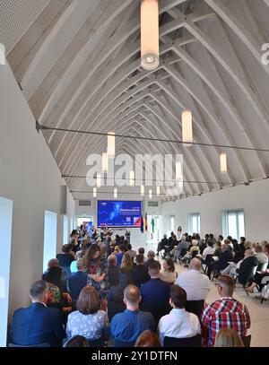 Neuer Campus für die Staatliche Studienakademie Plauen Auf dem Schlossberg in Plauen wurde heute der neue Campus für die Staatliche Studienakademie Plauen feierlich übergeben. Er bietet Platz für bis zu 400 Studierende und schafft gleichzeitig einen öffentlichen Raum von hoher Aufenthaltsqualität im Herzen der Stadt. Im Mittelpunkt des neuen Campus steht das ehemalige Amtsgericht, das zu einem modernen Lehrgebäude umgebaut wurde. Ergänzt wird dieses durch ein markantes Multifunktionsgebäude, das neben einer Bibliothek auch ein Audimax mit Platz für 200 Personen beherbergt. Die Außenanlagen des Stock Photo