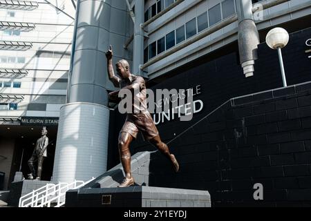 Newcastle UK: 8th June 2024: St James Park NUFC Alan Shearer Bronze statue of Newcastle United legend outside the stadium Stock Photo