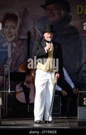 Dresden, Germany. 05th Sep, 2024. Dirk Hilbert (FDP), Lord Mayor of Dresden, takes part in a so-called city bet on the Neumarkt. To mark the 250th anniversary of the birth of the painter Caspar David Friedrich, Greifswald and Dresden compete against each other to gather the most people dressed in the style of 19th century Romanticism. Credit: Robert Michael/dpa/Alamy Live News Stock Photo