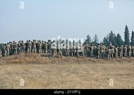 Soldiers assigned to the 13th Combat Sustainment Support Battalion, 593d Expeditionary Sustainment Command, view a demonstration of German rifle qualification before the German Armed Forces Proficiency Badge qualification range, September 6, 2024, at Joint Base Lewis-McChord, Washington. Soldiers in 13th CSSB have the opportunity to build partnership with German counterparts who are grading testing, which includes a swim event, ruck march, and fitness test. (U.S. Army photo by Sgt. 1st Class P. Behringer) Stock Photo