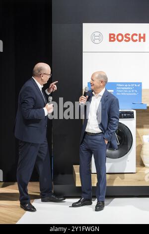 Olaf Scholz (Chancellor of the Federal Republic of Germany, SPD) is presented with a new washing machine at the Bosch stand during a press tour of the Stock Photo