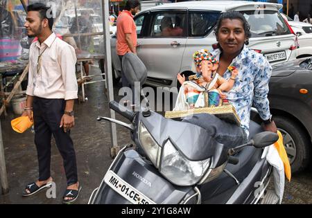 Mumbai, India. 06th Sep, 2024. People carry home the Idol of the elephant-headed Hindu god Ganesh in a taxi on the eve of the Ganesh Chaturthi festival in Mumbai. The ten-day-long festival will begin tomorrow, September 7, and end on September 17, 2024. Credit: SOPA Images Limited/Alamy Live News Stock Photo