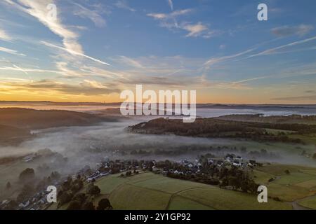 Sommermorgen im Siegerland. So langsam wird es Herbstlich. Luftaufnahme bei Siegen-Oberschelden. In den Taelern Tälern liegt Nebel und die Sonne geht auf. Sommer im Siegerland am 07.09.2024 in Siegen/Deutschland. *** Summer morning in Siegerland It is slowly becoming autumnal Aerial view near Siegen Oberschelden There is fog in the valleys and the sun is rising Summer in Siegerland on 07 09 2024 in Siegen Germany Stock Photo