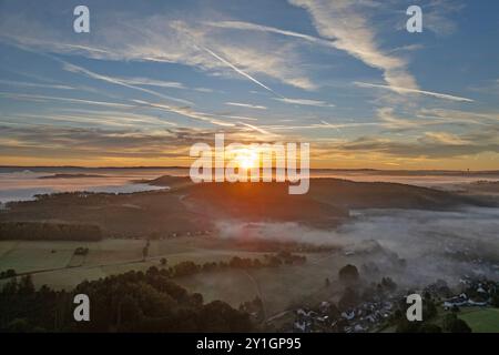 Sommermorgen im Siegerland. So langsam wird es Herbstlich. Luftaufnahme bei Siegen-Oberschelden. In den Taelern Tälern liegt Nebel und die Sonne geht auf. Sommer im Siegerland am 07.09.2024 in Siegen/Deutschland. *** Summer morning in Siegerland It is slowly becoming autumnal Aerial view near Siegen Oberschelden There is fog in the valleys and the sun is rising Summer in Siegerland on 07 09 2024 in Siegen Germany Stock Photo