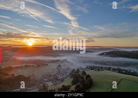 Sommermorgen im Siegerland. So langsam wird es Herbstlich. Luftaufnahme bei Siegen-Oberschelden. In den Taelern Tälern liegt Nebel und die Sonne geht auf. Sommer im Siegerland am 07.09.2024 in Siegen/Deutschland. *** Summer morning in Siegerland It is slowly becoming autumnal Aerial view near Siegen Oberschelden There is fog in the valleys and the sun is rising Summer in Siegerland on 07 09 2024 in Siegen Germany Stock Photo