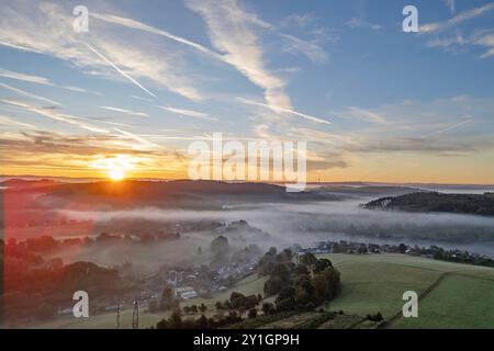 Sommermorgen im Siegerland. So langsam wird es Herbstlich. Luftaufnahme bei Siegen-Oberschelden. In den Taelern Tälern liegt Nebel und die Sonne geht auf. Sommer im Siegerland am 07.09.2024 in Siegen/Deutschland. *** Summer morning in Siegerland It is slowly becoming autumnal Aerial view near Siegen Oberschelden There is fog in the valleys and the sun is rising Summer in Siegerland on 07 09 2024 in Siegen Germany Stock Photo