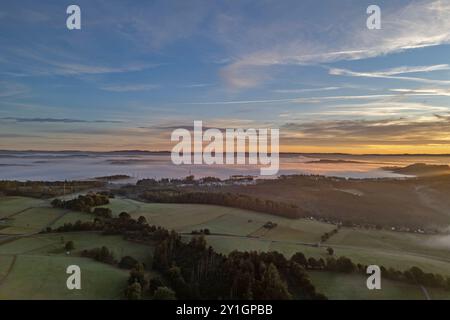 Sommermorgen im Siegerland. So langsam wird es Herbstlich. Luftaufnahme der Landschaft in der Naehe Nähe von Siegen-Oberschelden. In den Taelern Tälern liegt Nebel. Sommer im Siegerland am 07.09.2024 in Siegen/Deutschland. *** Summer morning in Siegerland It is slowly becoming autumnal Aerial view of the landscape near Siegen Oberschelden In the valleys there is fog Summer in Siegerland on 07 09 2024 in Siegen Germany Stock Photo