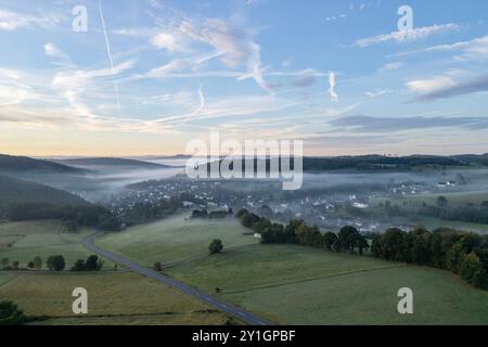 Sommermorgen im Siegerland. So langsam wird es Herbstlich. Luftaufnahme bei Siegen-Oberschelden. In den Taelern Tälern liegt Nebel. Sommer im Siegerland am 07.09.2024 in Siegen/Deutschland. *** Summer morning in Siegerland Its getting autumnal Aerial view near Siegen Oberschelden In the valleys there is fog Summer in Siegerland on 07 09 2024 in Siegen Germany Stock Photo