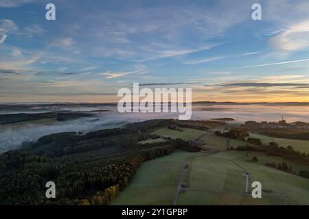 Sommermorgen im Siegerland. So langsam wird es Herbstlich. Luftaufnahme der Landschaft in der Naehe Nähe von Siegen-Oberschelden. In den Taelern Tälern liegt Nebel. Sommer im Siegerland am 07.09.2024 in Siegen/Deutschland. *** Summer morning in Siegerland It is slowly becoming autumnal Aerial view of the landscape near Siegen Oberschelden In the valleys there is fog Summer in Siegerland on 07 09 2024 in Siegen Germany Stock Photo